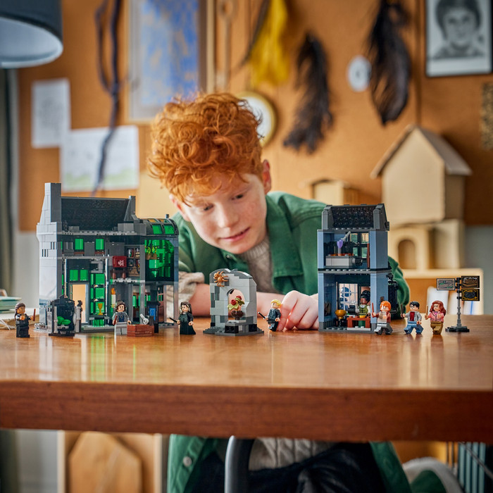 LEGO Harry Potter Verdonkeremaansteeg Tovenaarswinkels 76471 product in gebruik