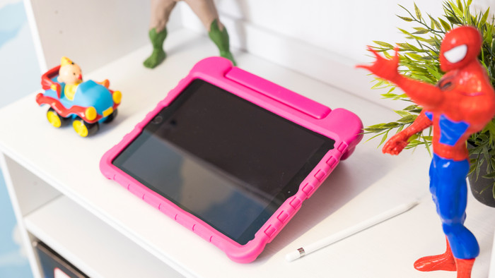 BlueBuilt iPad (2021/2020) Kids Cover Roze product in gebruik