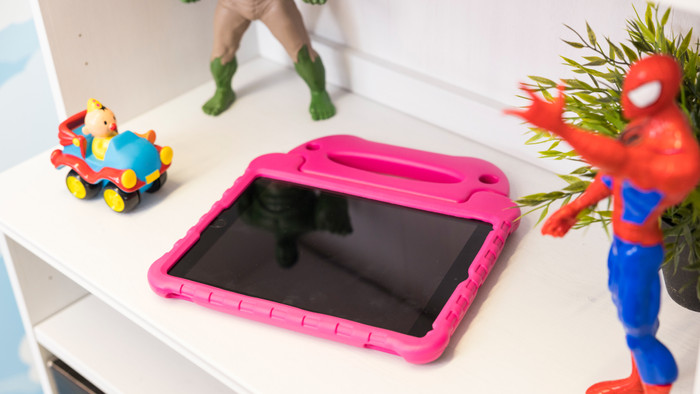 BlueBuilt iPad (2021/2020) Kids Cover Roze product in gebruik