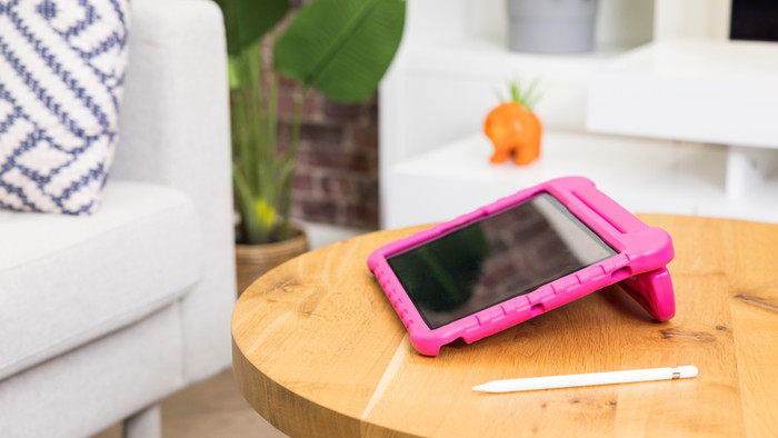 BlueBuilt iPad (2021/2020) Kids Cover Roze product in gebruik