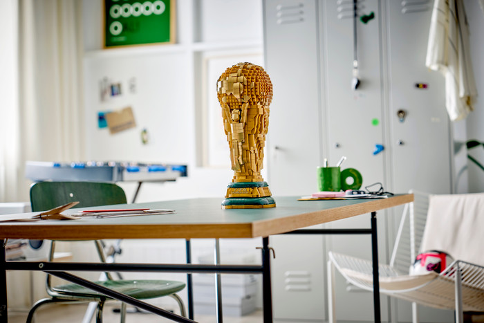 LEGO Editions Officiële FIFA World Cup trofee 43020 product in gebruik