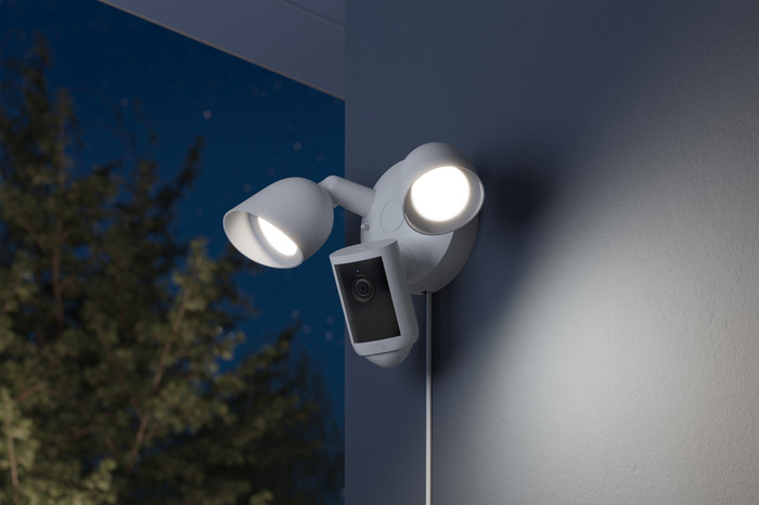Ring Floodlight Camera 2e Generatie Wit product in gebruik