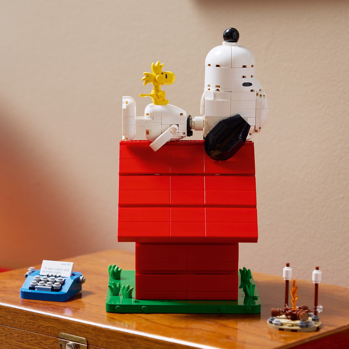 LEGO Ideas Peanuts: Snoopy's Hondenhok 21368 product in gebruik