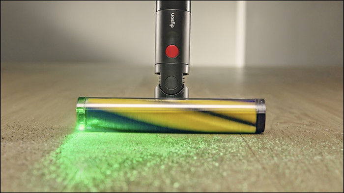Dyson Fluffy Optic parketborstel product in gebruik