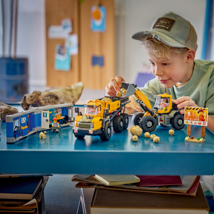 LEGO City Kiepwagen en voorlader 60494 product in gebruik