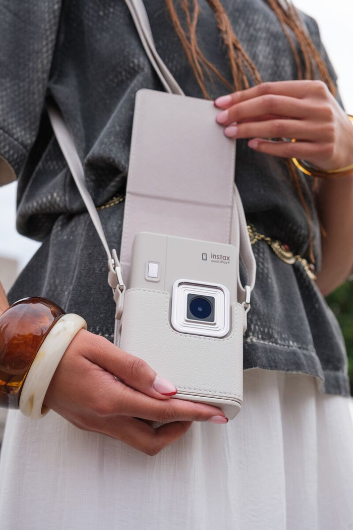 Fujifilm Instax Mini LiPlay+ Sand Beige product in gebruik