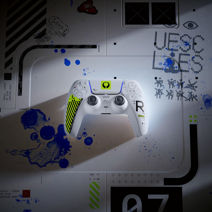 Sony Playstation 5 DualSense Draadloze Controller MARATHON Limited Edition product in gebruik