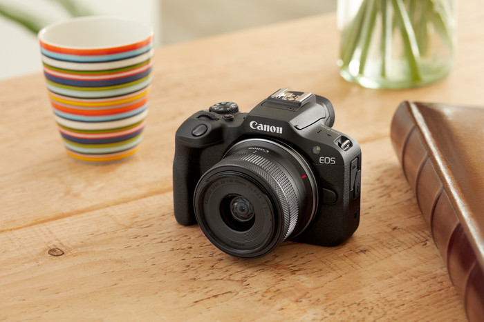 Canon EOS R100 Zwart + RF-S 18-45mm f/4.5-6.3 IS STM product in gebruik