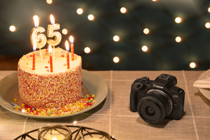 Canon EOS R100 Zwart + RF-S 18-45mm f/4.5-6.3 IS STM product in gebruik