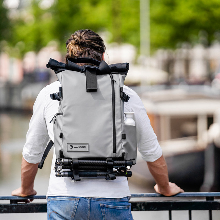 WANDRD THE PRVKE 31L V3 Fotografie Set Grau produkt in gebrauch
