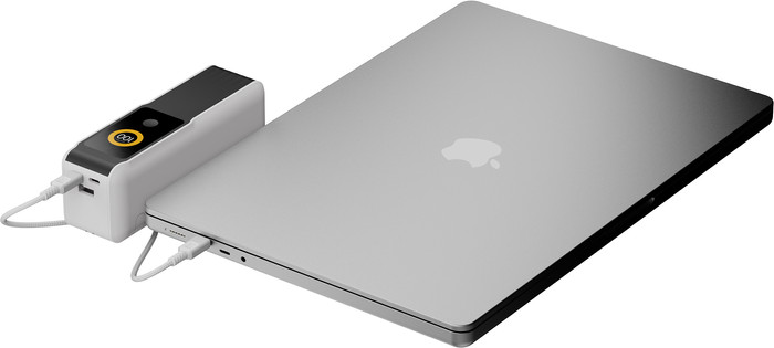 Xtorm NextGen 70W Powerbank 27.000mAh Wit product in gebruik