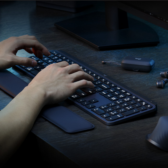 Logitech MX Keys S Graphite AZERTY FR product in use