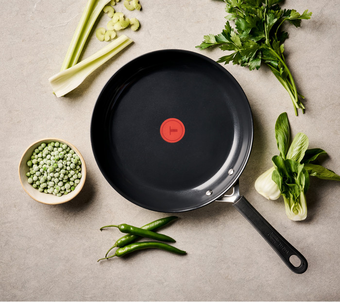 Jamie Oliver by Tefal Easy Cook Ceramic koekenpannenset 2-delig 20 + 28 cm product in gebruik