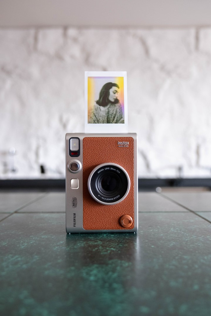 Fujifilm Instax Mini EVO Bruin product in gebruik