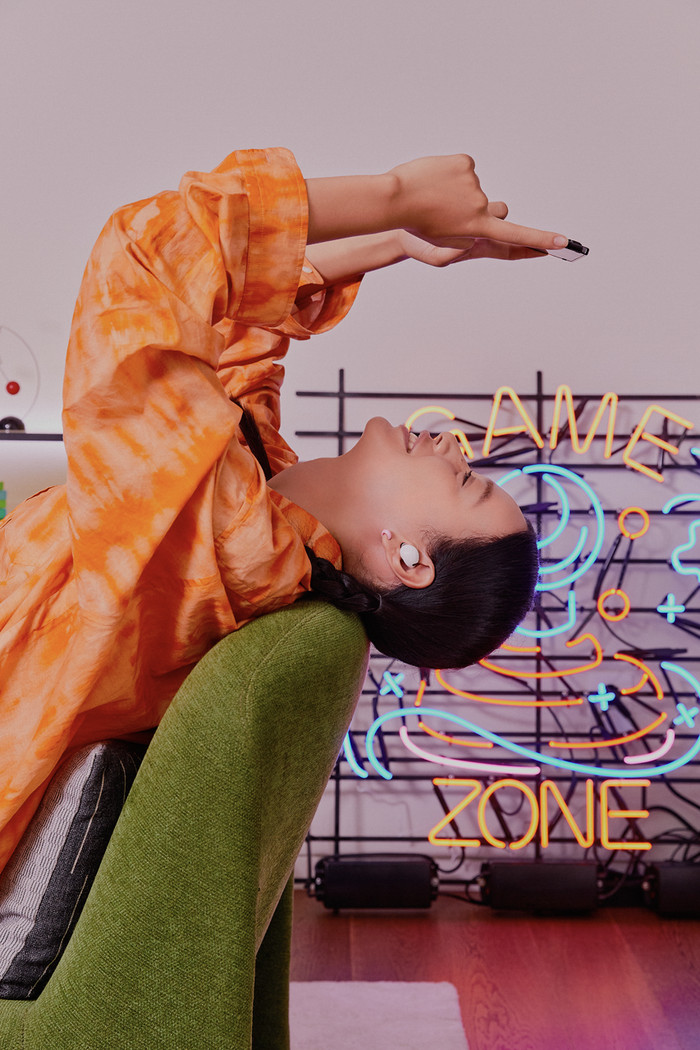 Samsung Galaxy S24 256GB Gray 5G + Galaxy Buds2 Pro Black product in use