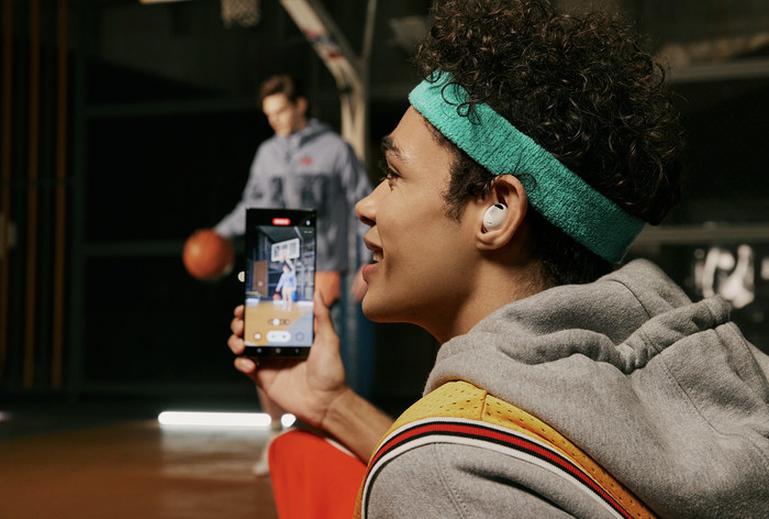 Samsung Galaxy S24 256GB Gray 5G + Galaxy Buds2 Pro Black product in use