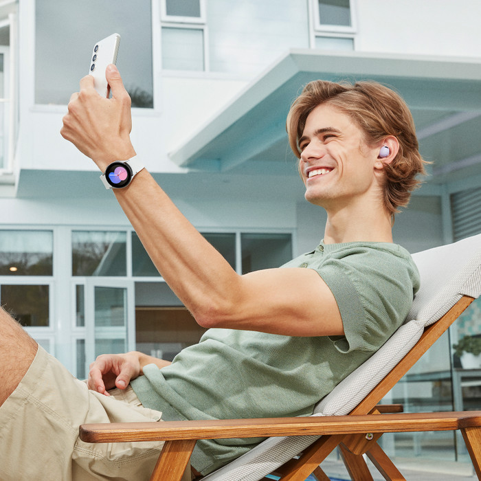 Samsung Galaxy S24 256GB Gray 5G + Galaxy Buds2 Pro Black product in use