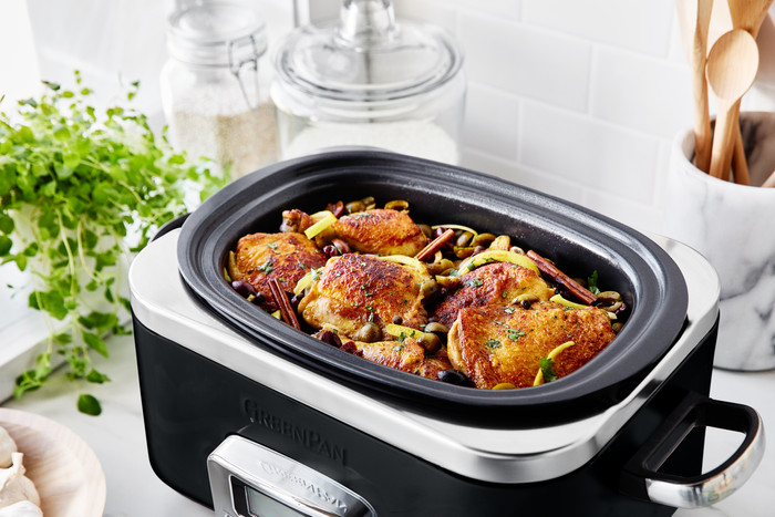 GreenPan Elite Slowcooker Black 6L product in use