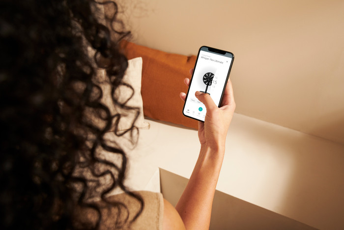 Duux Whisper Ultimate Smart Zwart (zonder accu) product in gebruik