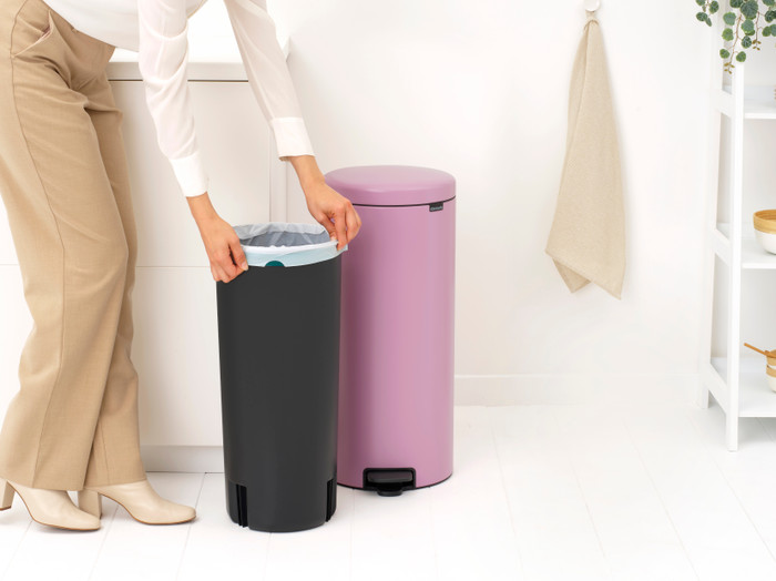 Brabantia NewIcon Pedaalemmer 30 Liter Lilac Pink product in gebruik