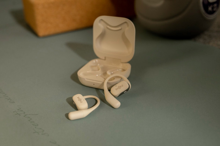 Shokz OpenFit Crème product in gebruik
