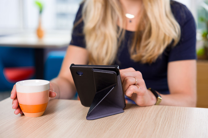 BlueBuilt Book Case Zwart voor Kobo Clara 2E product in gebruik