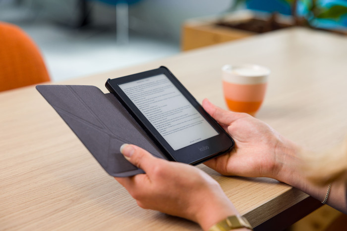 BlueBuilt Book Case Zwart voor Kobo Clara 2E product in gebruik