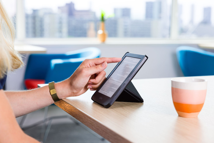BlueBuilt Book Case Zwart voor Kobo Clara 2E product in gebruik