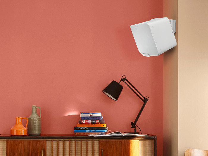Flexson muurbeugel Sonos Five Wit product in gebruik