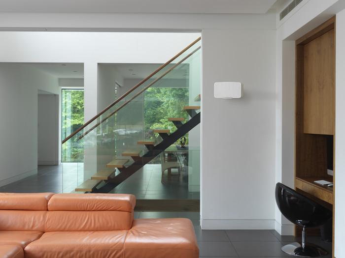 Flexson muurbeugel Sonos Five Wit product in gebruik