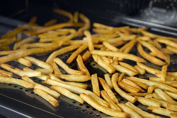 ETNA HS3001 AirFry bakplaat product in gebruik