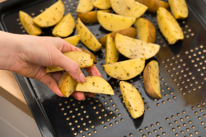 ETNA HS3001 AirFry bakplaat product in gebruik