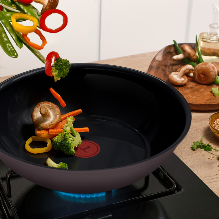 Tefal Ceramic Control Grey wokpan 28 cm product in gebruik