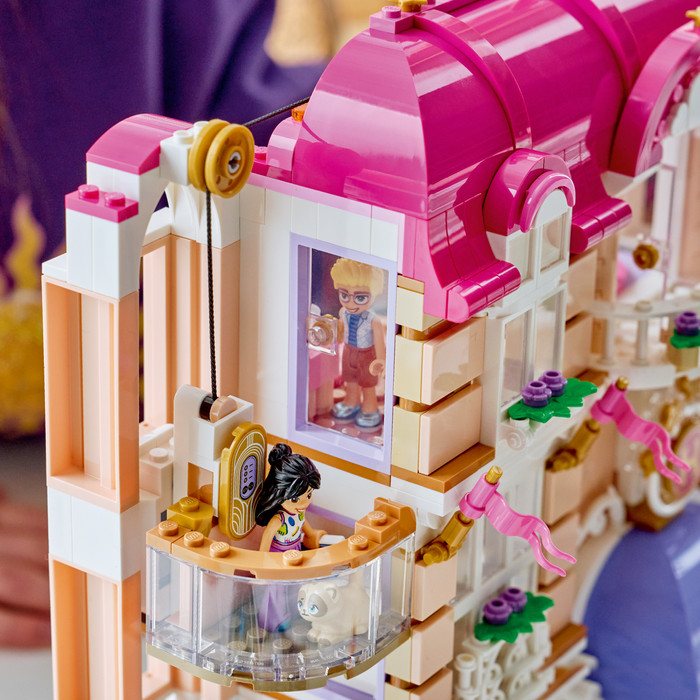 LEGO Friends Heartlake City Grand Hotel 42704 product in gebruik
