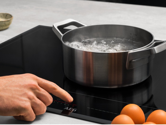 AEG IBS64200CB product in use