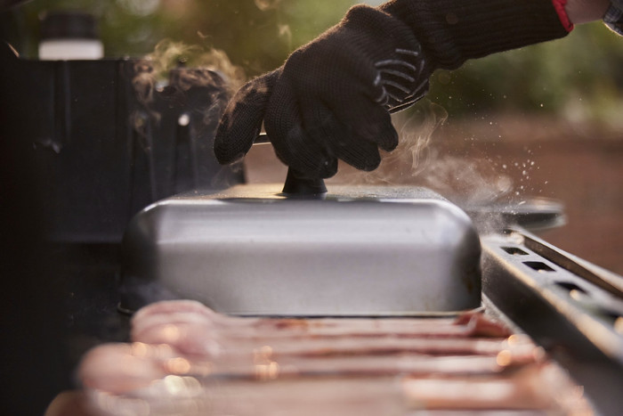 Weber Bakplaat Basting Dome product in gebruik