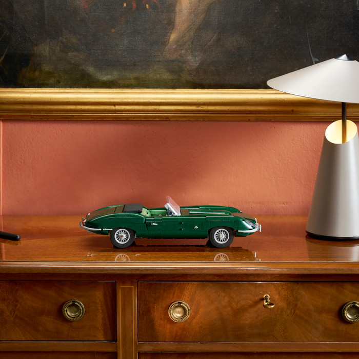 LEGO Icons Jaguar E-Type 11381 product in gebruik