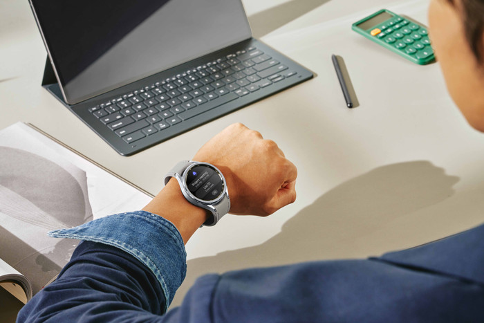Samsung Galaxy Watch 6 Classic Zilver 47mm + Samsung Oplader product in gebruik