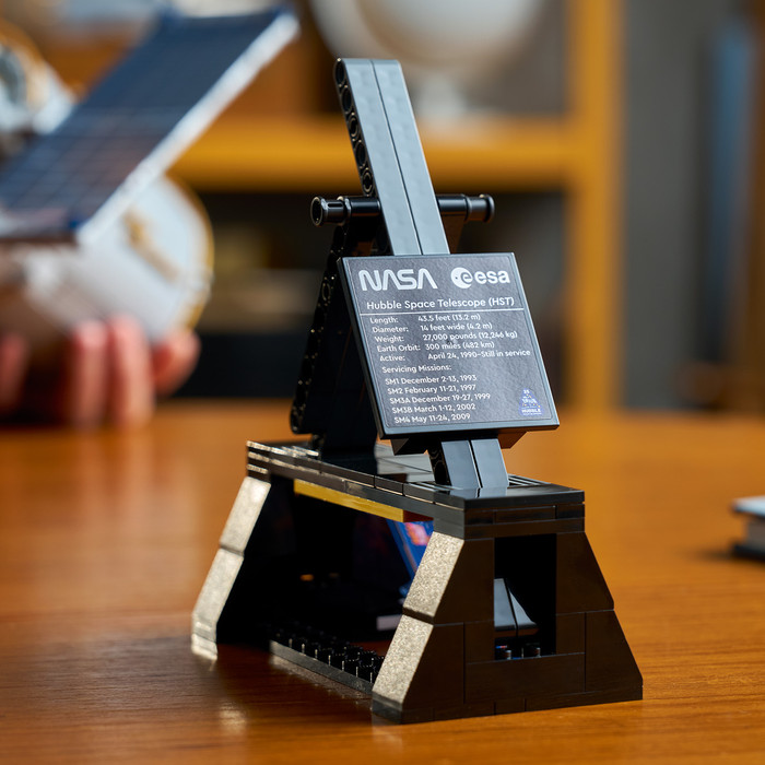 LEGO Icons Ruimtetelescoop Hubble 11382 product in gebruik