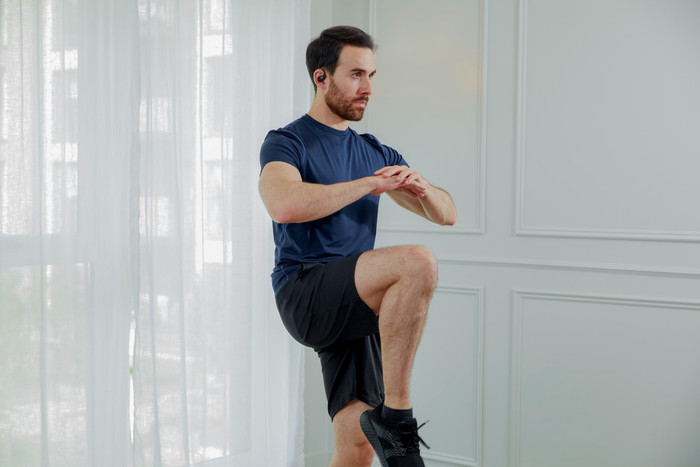 Shokz OpenFit Crème product in gebruik