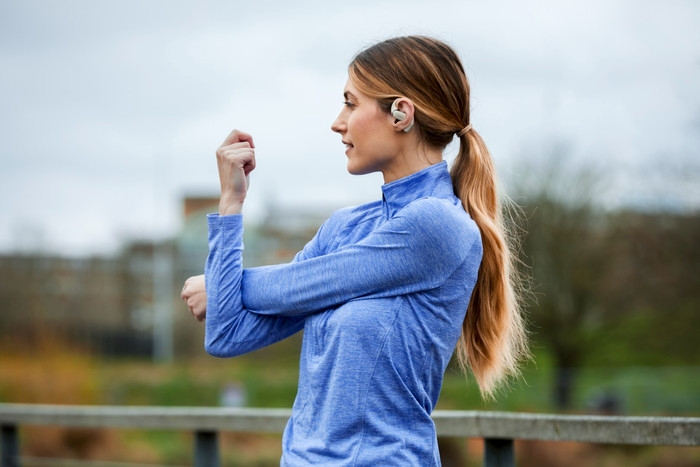 Shokz OpenFit Crème product in gebruik