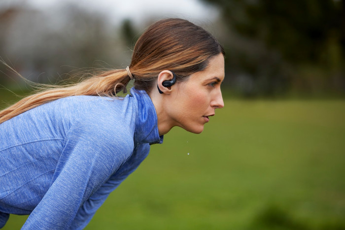 Shokz OpenFit Crème product in gebruik