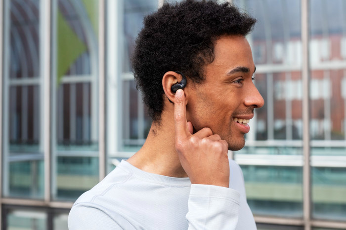 Shokz OpenFit Crème product in gebruik