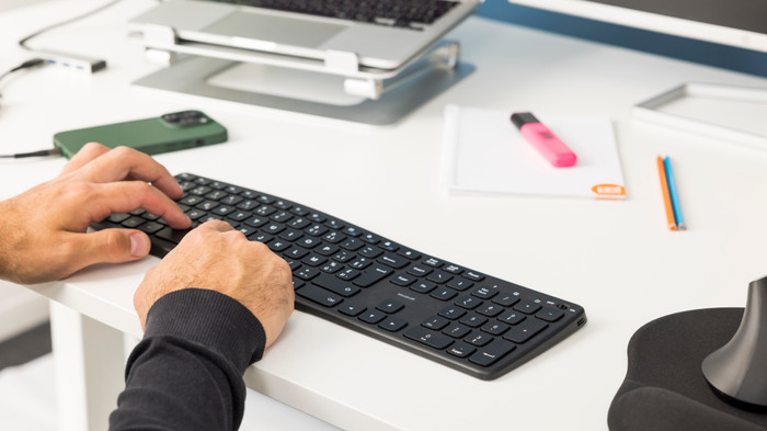 BlueBuilt 24 inch Full HD + BlueBuilt Draadloos USB Toetsenbord QWERTY product in gebruik
