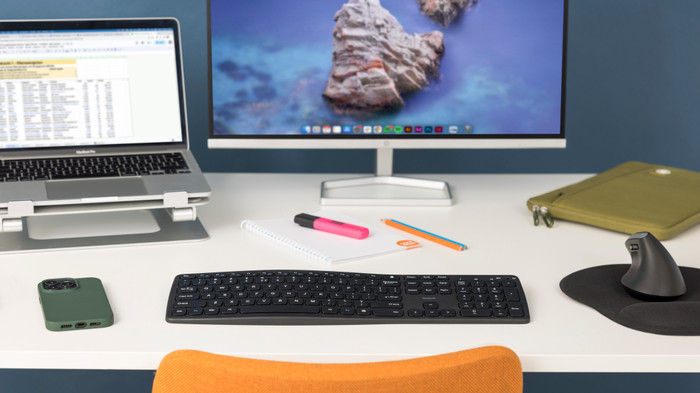 BlueBuilt 24 inch Full HD + BlueBuilt Draadloos USB Toetsenbord QWERTY product in gebruik