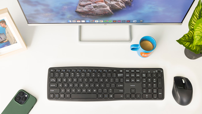 BlueBuilt 24 inch Full HD + BlueBuilt Draadloos USB Toetsenbord QWERTY product in gebruik
