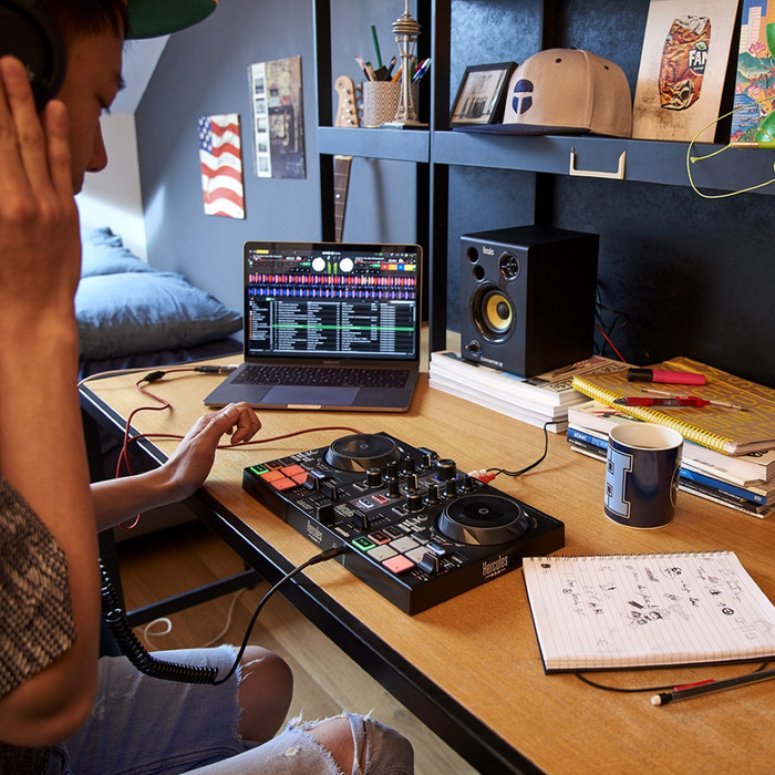 Hercules DJControl Inpulse 200 MK2 product in use