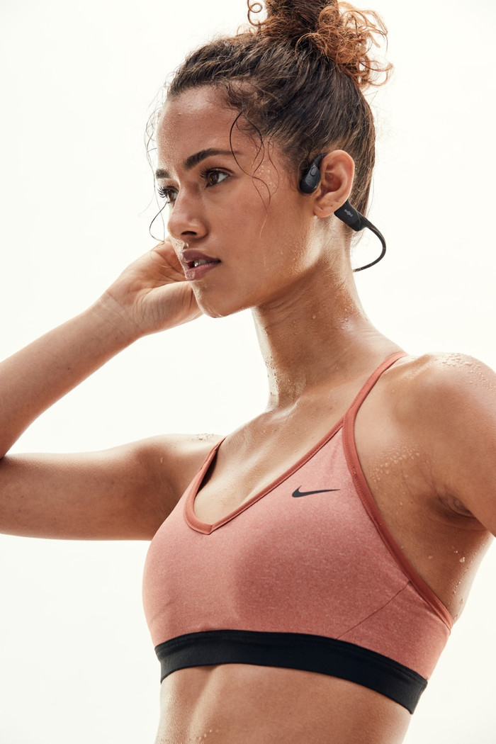 Shokz OpenRun Mini USB-C Schwarz produkt in gebrauch