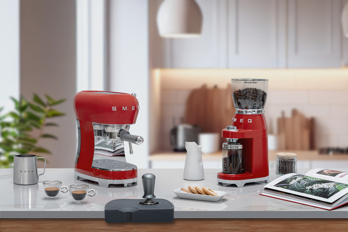 SMEG ECF02RDEU Rood + koffiemolen product in gebruik