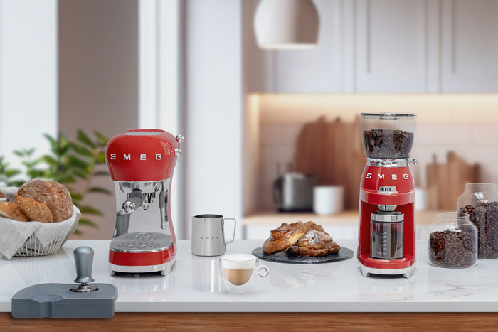 SMEG ECF02RDEU Rood + koffiemolen product in gebruik